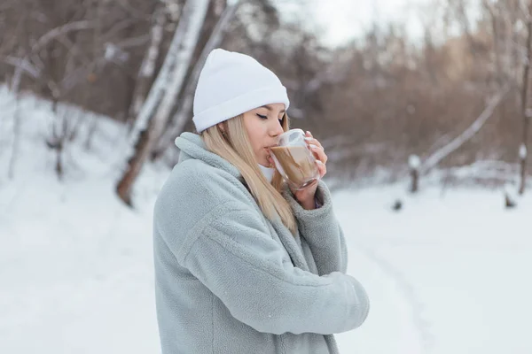 Güzel Bir Genç Kız Gülümser Karlı Bir Kış Ormanında Kahve — Stok fotoğraf