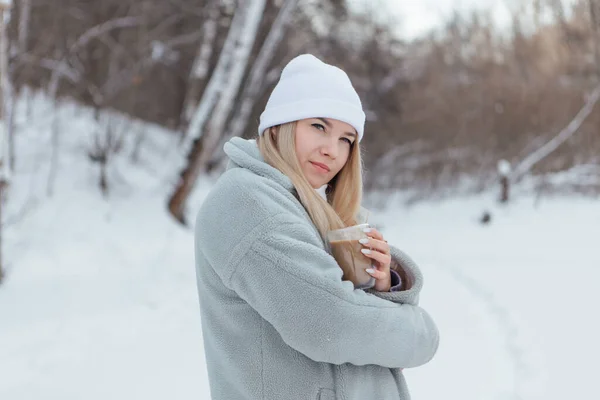 Красива Молода Дівчина Посміхається Насолоджується Випивкою Кави Сніжному Зимовому Лісі — стокове фото