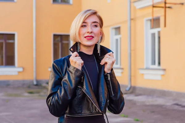 Street Mode Koncept Närbild Porträtt Söt Flicka Bär Läderjacka Utomhus — Stockfoto