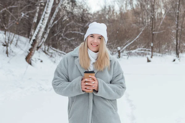 Uma Bela Menina Sorri Gosta Beber Café Uma Floresta Inverno — Fotografia de Stock