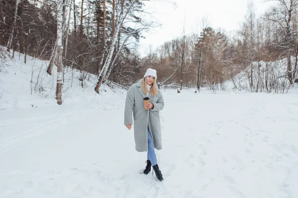 Uma Bela Menina Sorrindo Gostando Beber Café Uma Floresta Inverno — Fotografia de Stock