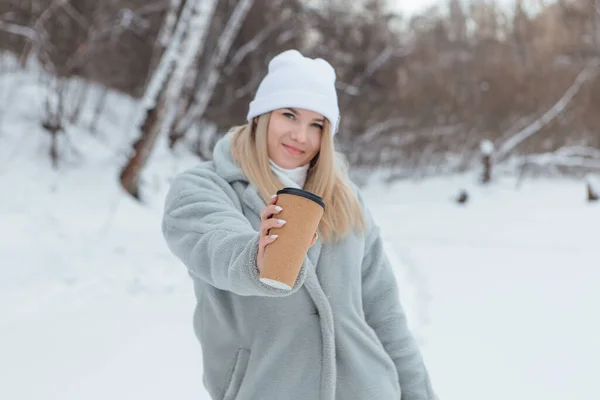 Piękna Młoda Dziewczyna Uśmiechnięta Ciesząca Się Piciem Kawy Śnieżnym Lesie — Zdjęcie stockowe