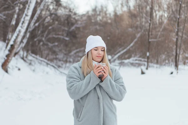 Uma Bela Menina Sorrindo Gostando Beber Café Uma Floresta Inverno — Fotografia de Stock