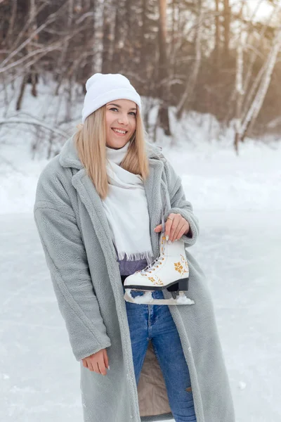 Buz Patenleriyle Buz Pistinde Güzel Bir Genç Bayan Kız Buz — Stok fotoğraf