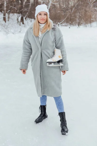 Krásná Mladá Žena Bruslemi Kluzišti Dívka Jde Bruslit Led Zimním — Stock fotografie