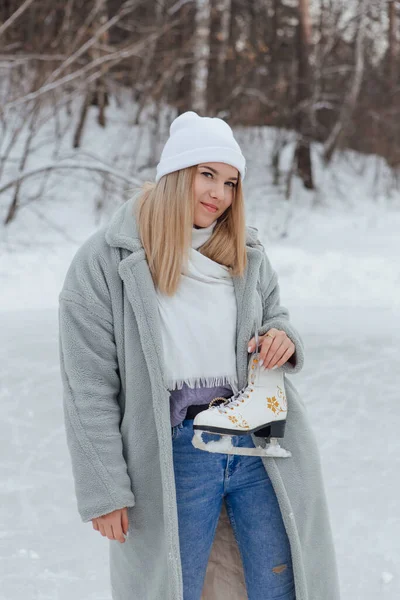 アイスリンクにアイススケートをした素敵な若い女性 女の子は冬の霜の日に氷の上でスケートをするつもりです — ストック写真
