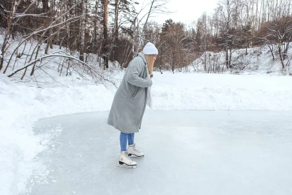 Vacker Ung Kvinna Som Åker Skridskor Ishallen Flicka Skridskor Vinter — Stockfoto