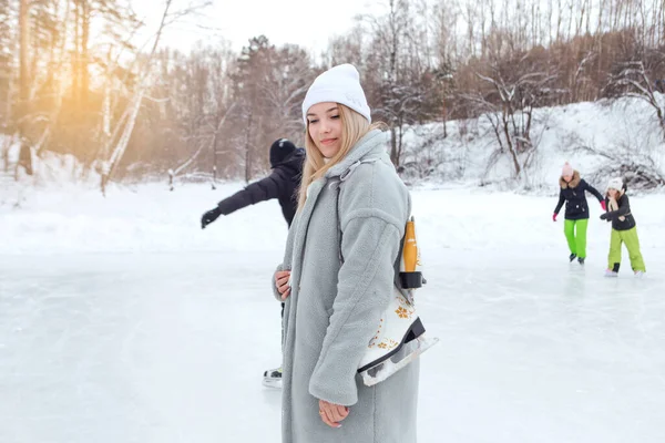 Belle Jeune Femme Avec Des Patins Glace Sur Patinoire Fille — Photo