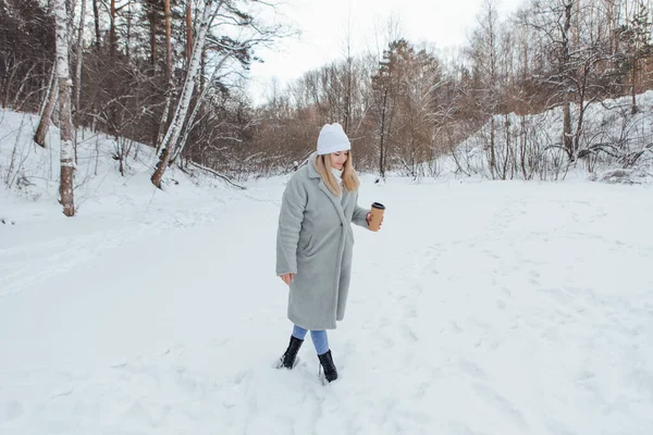 Krásná Mladá Dívka Úsměvem Těší Pití Kávy Zasněženém Zimním Lese — Stock fotografie