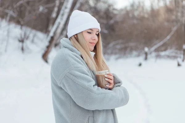 Egy Gyönyörű Fiatal Lány Mosolyog Élvezi Kávét Egy Havas Téli — Stock Fotó