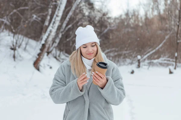 Krásná Mladá Dívka Úsměvem Těší Pití Kávy Zasněženém Zimním Lese — Stock fotografie
