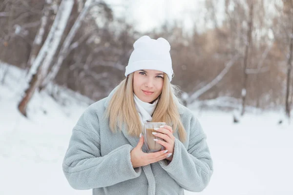 Красивая Молодая Девушка Улыбается Наслаждается Пить Кофе Снежном Зимнем Лесу — стоковое фото