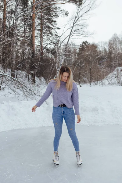 Uma Jovem Adorável Andar Patins Gelo Pista Gelo Menina Patinando — Fotografia de Stock