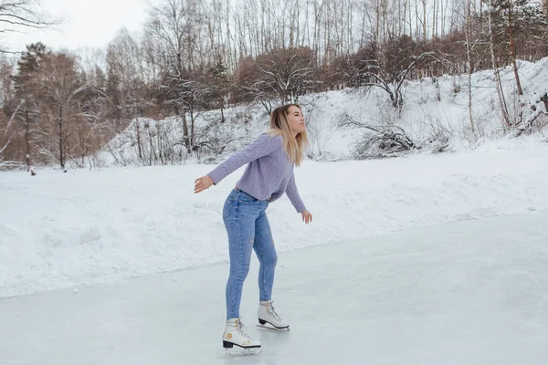Kedves Fiatal Korcsolyázik Jégpályán Lány Jégen Korcsolyázik Téli Fagyos Napokon — Stock Fotó