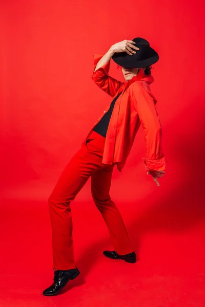 Retrato Homem Bonito Alto Vestido Com Camisa Vermelha Chapéu Preto — Fotografia de Stock