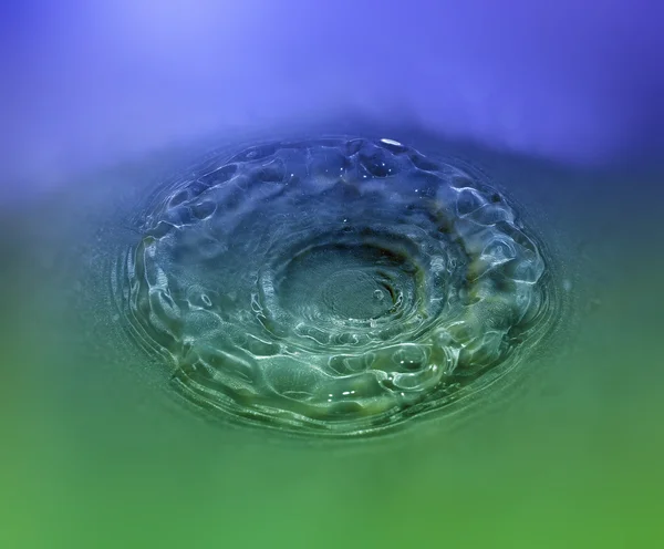 Su damlası ve sıçrama — Stok fotoğraf