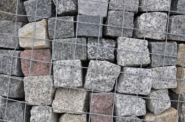 スチール コンテナーにおける花崗岩の石の舗装石 — ストック写真