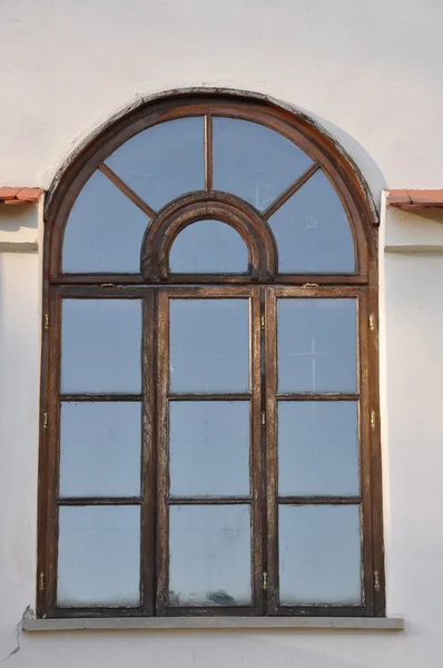 Klenuté okno na zdi zámku — Stock fotografie