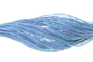 Beyaz arka plan üzerinde izole mavi kablo girdap