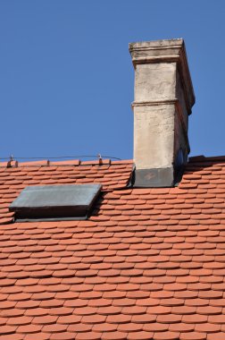 geleneksel çini, kırmızı çatı ve mavi gökyüzü