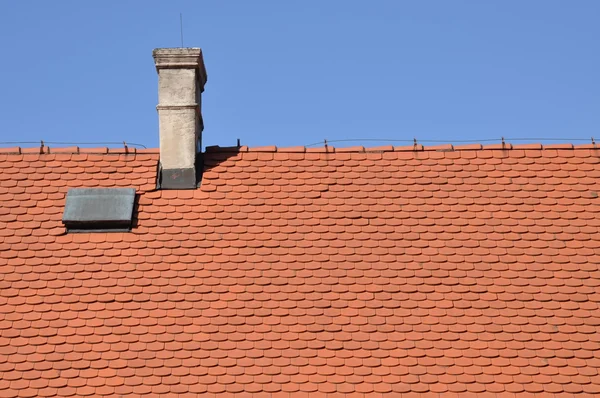 Tradiční dlaždice, červené střechy a modrá obloha — Stock fotografie