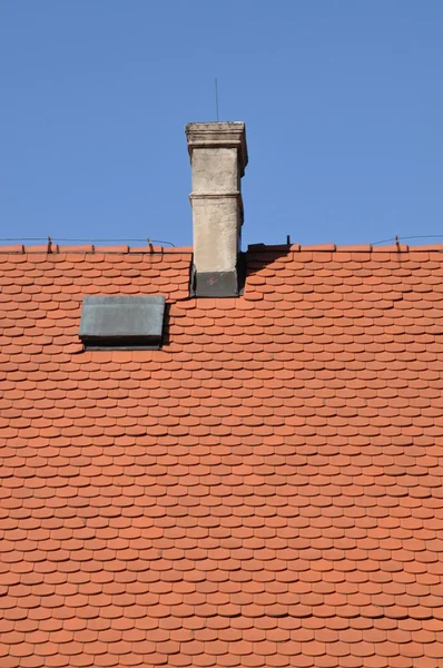 Traditionelle Ziegel, rotes Dach und blauer Himmel — Stockfoto