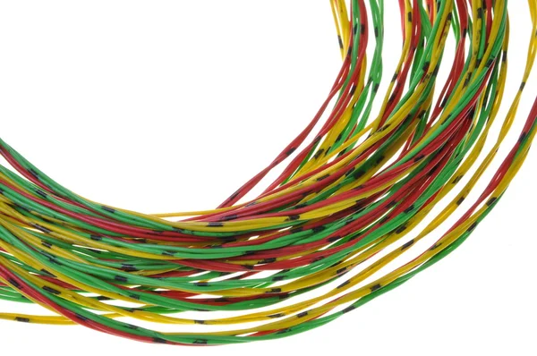 Paquete de cables amarillos rojos y verdes aislados en blanco — Foto de Stock