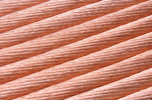Koppartråd för power industrin, röd bakgrund — Stockfoto