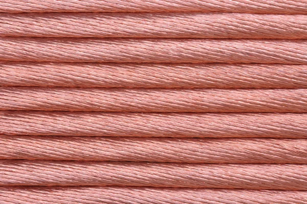 Fio de cobre para a indústria de energia, fundo vermelho — Fotografia de Stock