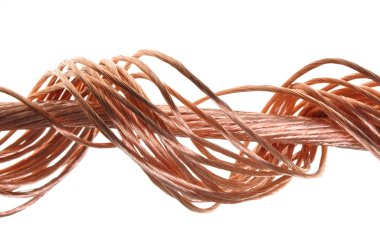 beyaz zemin üzerine bakır tel isoladed girdap