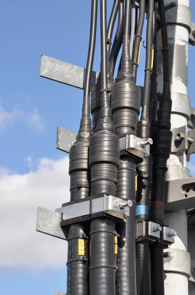 塔の建設上の導波管ケーブル ネットワーク — ストック写真