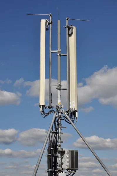 Antenas, sistemas celulares em um mastro de aço — Fotografia de Stock