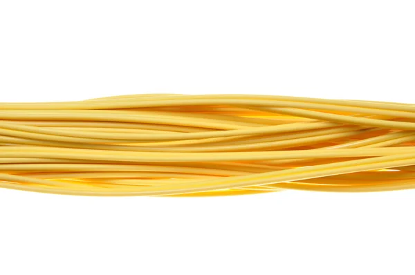 Желтый сетевой шнур на белом фоне — стоковое фото