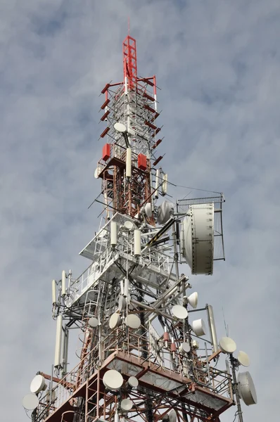 Torre com antenas, sistemas de transmissão — Fotografia de Stock