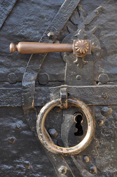 Ручка и стук в кованую стальную дверь — стоковое фото
