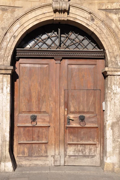 Townhouse için eski ahşap kapı — Stok fotoğraf