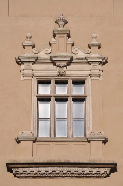 Venster op de muur residentie — Stockfoto