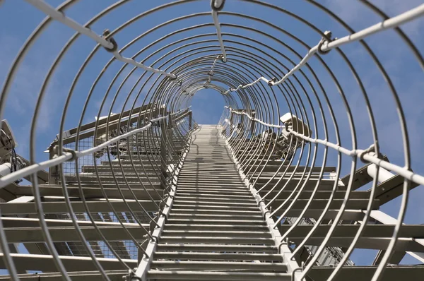 Escadaria para o topo da torre de telecomunicações — Fotografia de Stock