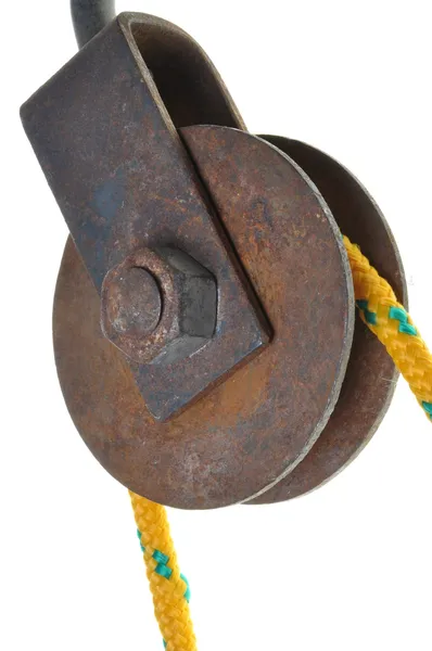 Polea oxidada vieja con cuerda — Foto de Stock