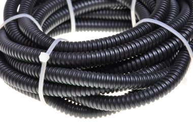 Elektrik kabloları bir daire içinde dolanmak için oluklu boru