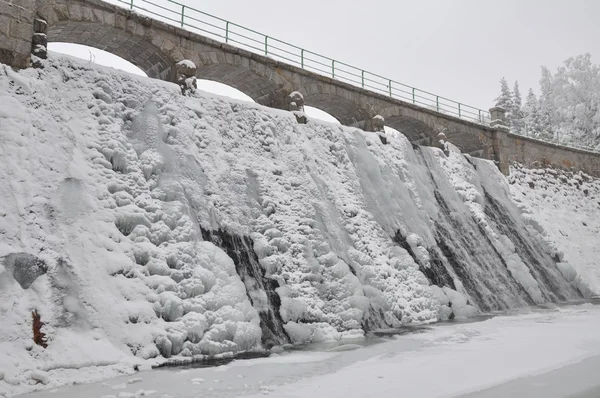 Vattenfall med bron i vinter — Stockfoto