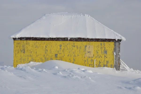 Schutz in den Bergen im Winter bauen — Stockfoto