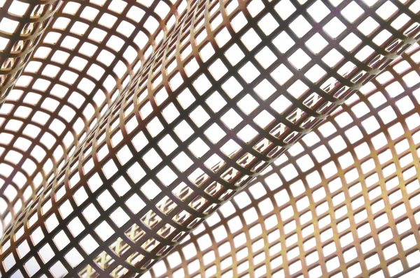 Блискучий металевий поверхневий фон з квадратними отворами — стокове фото