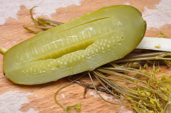 Pepino en vinagre en encimera —  Fotos de Stock