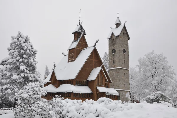 Holzkirche mit Glockenturm wang in karpacz — Stockfoto