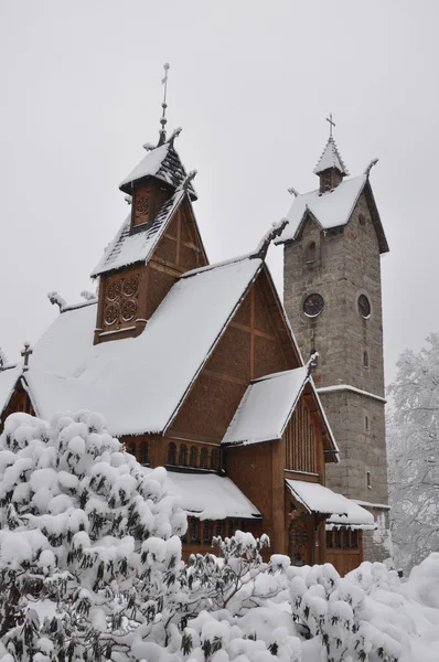 Holzkirche mit Glockenturm wang in karpacz — Stockfoto