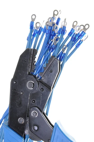 Fili elettrici blu con morsetti e strumento di crimpatura — Foto Stock