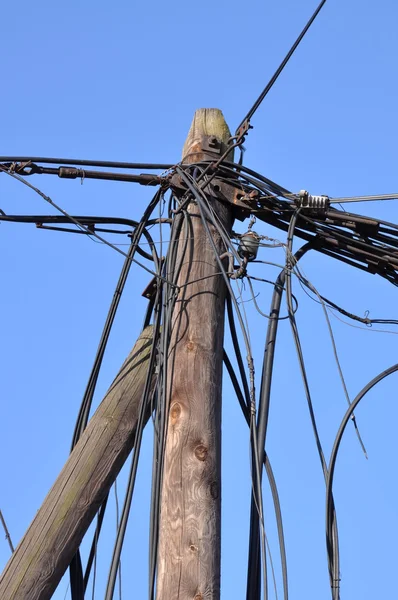 Líneas de cable telefónicas en un poste — Foto de Stock