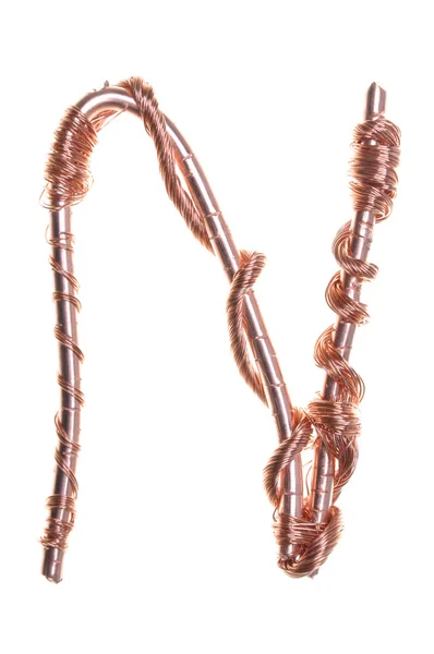 Skręcone drut miedziany w kształcie literę n — Zdjęcie stockowe