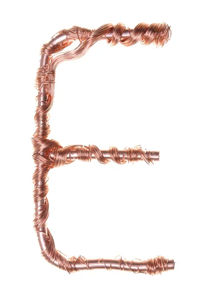 Скрученный медный провод в форме буквы E — стоковое фото